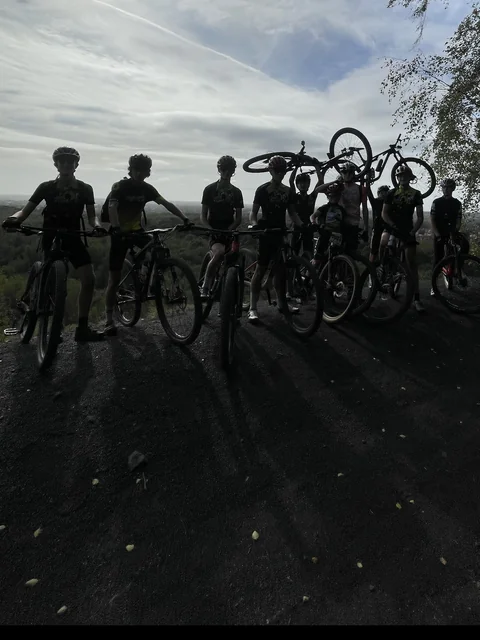 Sortie VTT encadrée avec un groupe de jeunes vététistes
