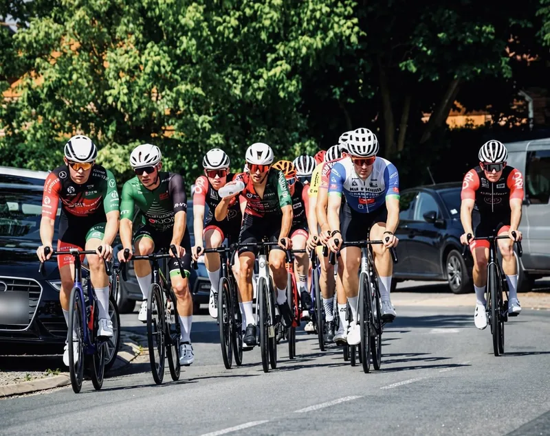 En course sur route, dans le peloton