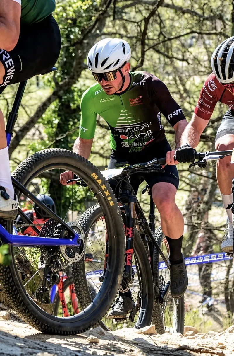 En course de VTT cross-country