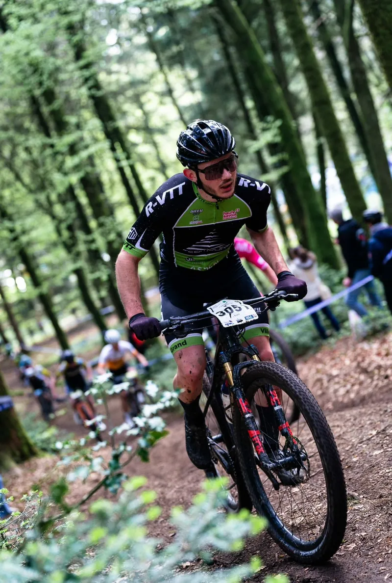En course de VTT en forêt