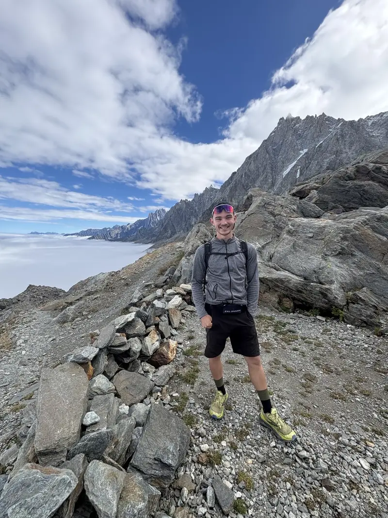 Dorian Grandfils en montagne, au-dessus d’une mer de nuages