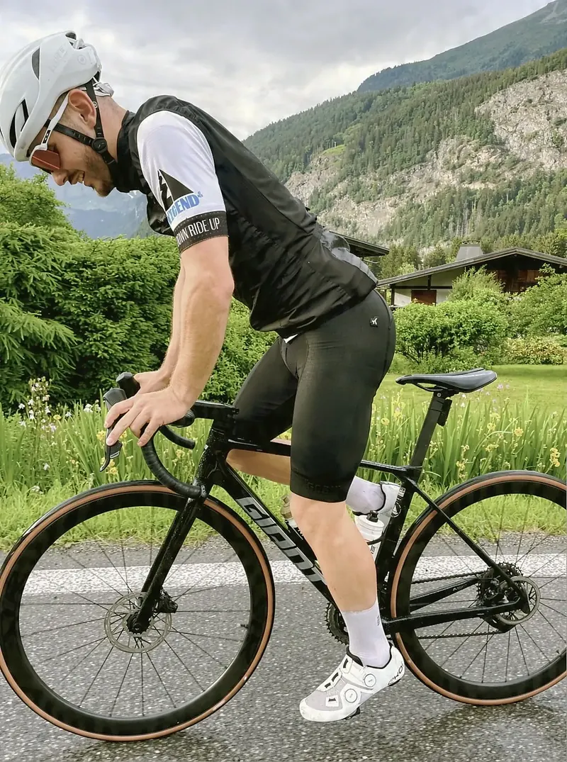 À vélo de route dans la vallée du Mont-Blanc